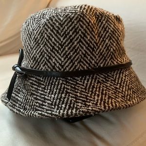 Tweed hat. Cute and stylish. Not Barbour but could be. One size.